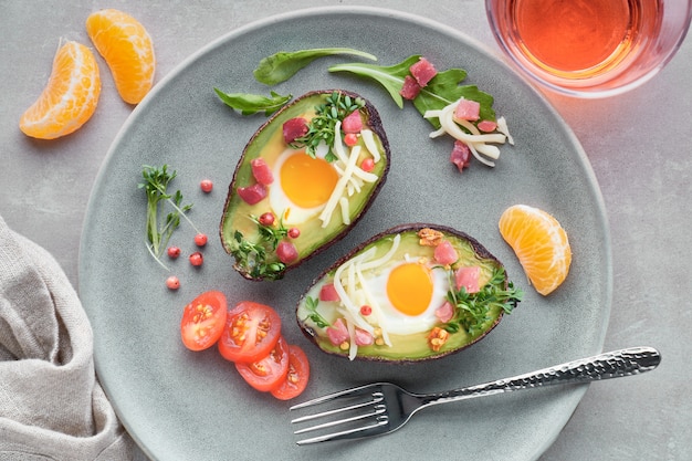 Barche di avocado con cubetti di prosciutto