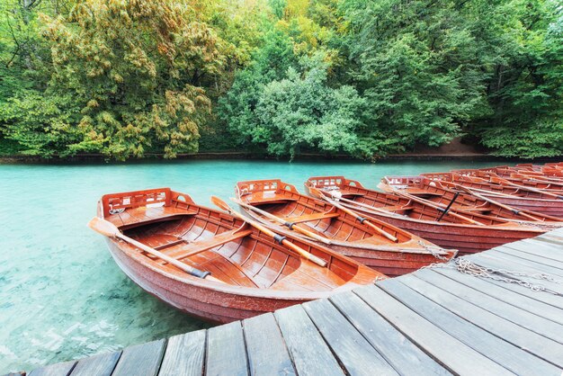 Barche di legno sui laghi Plitvice in Croazia