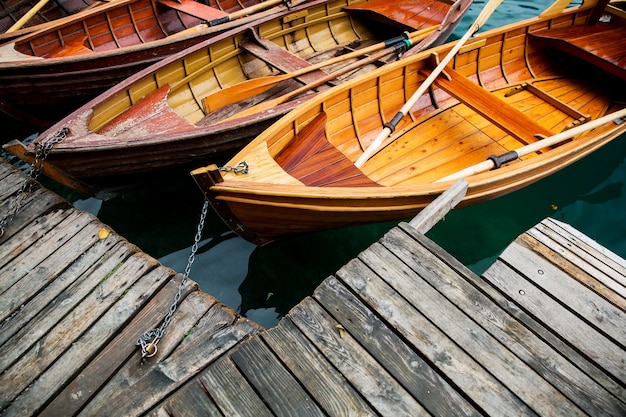 Barche di legno tradizionali sul lago di Bled, Slovenia.