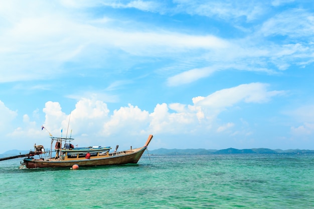 Barche di Longtail che galleggiano sul mare a Phuket, Tailandia. Estate, viaggi, vacanze e concetto di vacanza