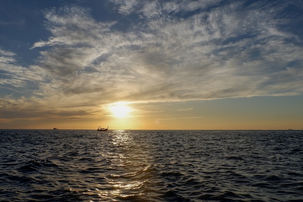 Barche di Longtail vicino a Phi Phi Island prima del tramonto nella provincia di Krabi Tailandia