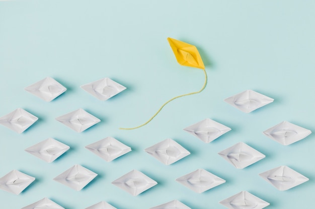 Barche di origami che rappresentano il concetto di leadership