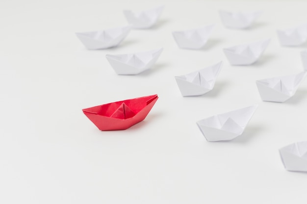 Barche di origami che rappresentano il concetto di leadership