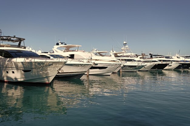 Barche di yacht a motore all'ormeggio in mare a South Beach USA