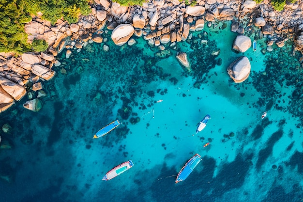 Barche e acque cristalline nel sito di immersione della baia nella barca del tour di Koh Taodiving