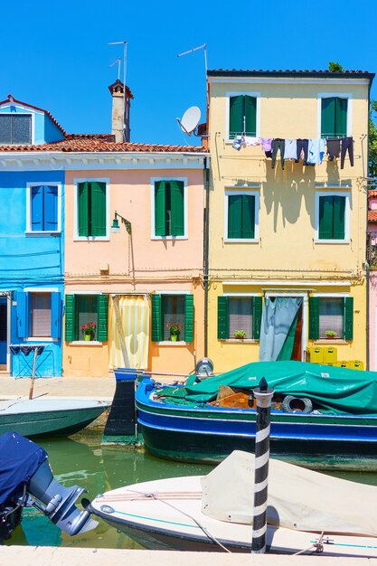 Barche e case colorate dal canale nell'isola di Burano a Venezia, Italia - paesaggio urbano italiano