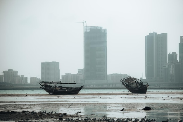 Barche e cityscpae vista nella baia dei pescatori a Manama Bahrain