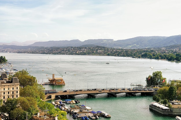 Barche e fiume Limmat nella città vecchia di Zurigo, Svizzera. Persone sullo sfondo