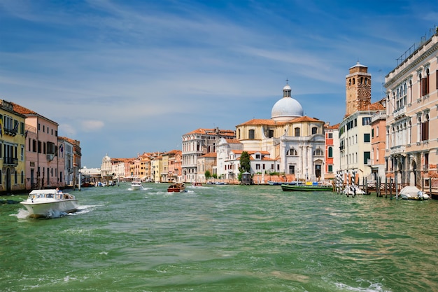 Barche e gondole sul Canal Grande a Venezia, Italia