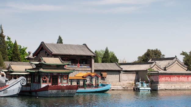 Barche in riva al fiume nel Palazzo d'Estate a Pechino, Cina