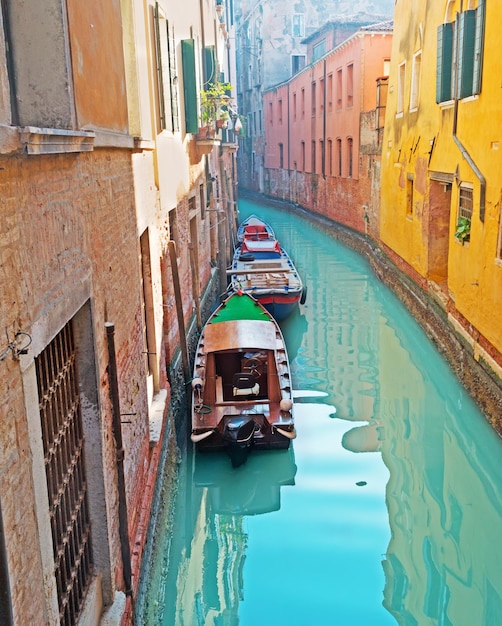 Barche in un piccolo canale di Venezia