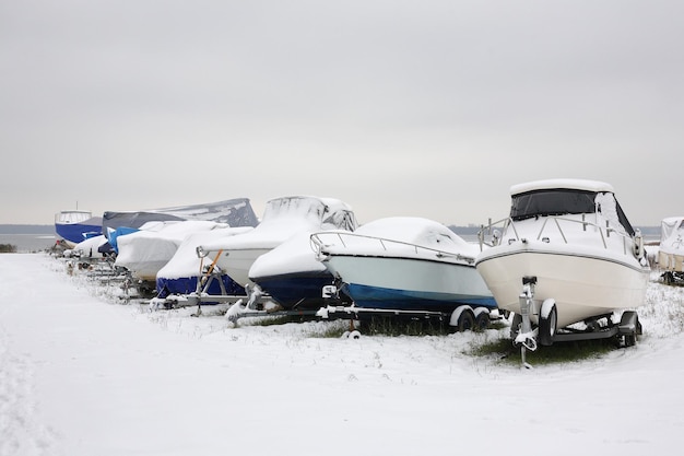 Barche invernali parcheggiano barche su rimorchi