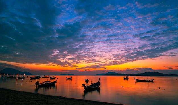 Barche Longtail con barche da viaggio in mare tropicale Splendido scenario mattina alba o cielo al tramonto sul mare e montagna a phuket Thailandia Incredibile luce del paesaggio della natura Seascape.