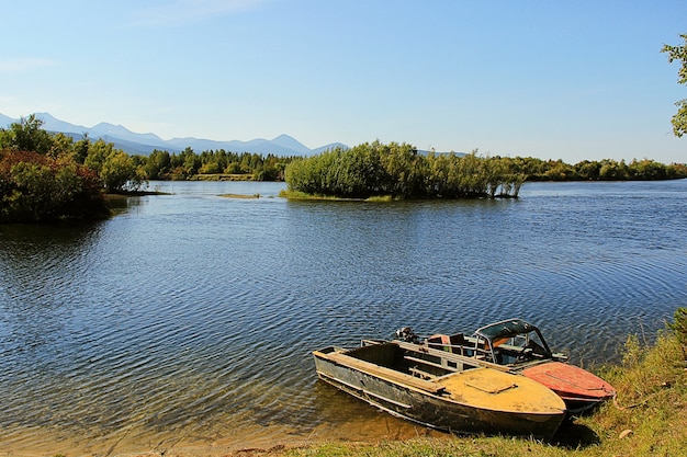 Barche lungo il fiume