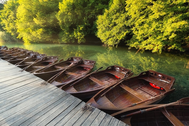 Barche nei laghi di Plitvice Parco nazionale della Croazia in estate Laghi tra la foresta Barche per il relax Immagine di viaggio croata