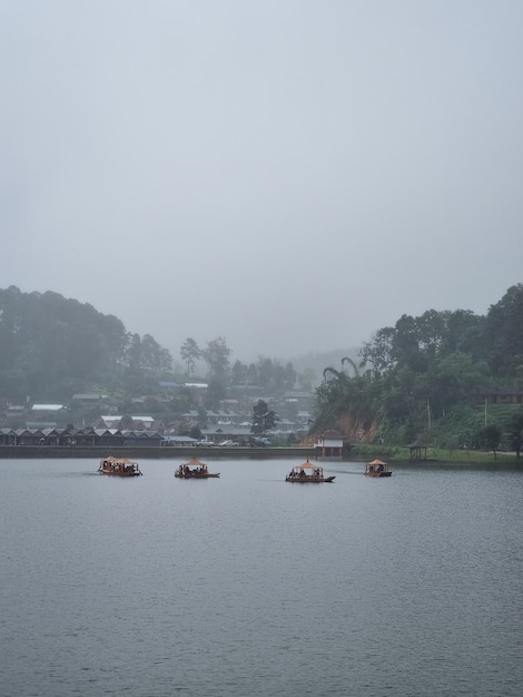 Barche nel lago a Ban Rak Thai un insediamento cinese a Mae Hong Son Thailandia