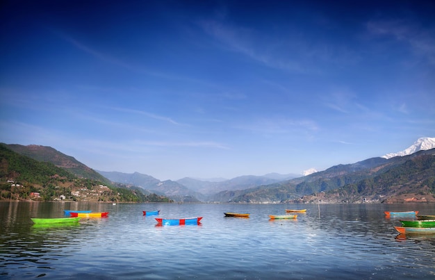 Barche nel lago pokhara