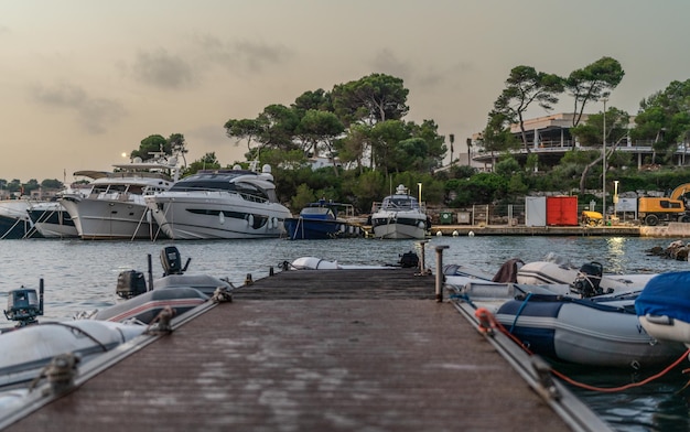 Barche nel porto al mattino presto