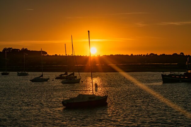 Barche nel porto contro il cielo durante il tramonto