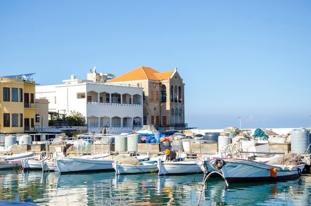 Barche nel porto del Libano Città acida