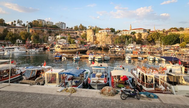 Barche nel porto di Antalya in Turchia