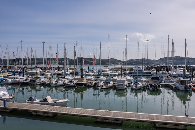 Barche nella marina di lisbona battelli nella marina del fiume di lisbona