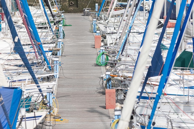 Barche ormeggiate in marina e un ponte