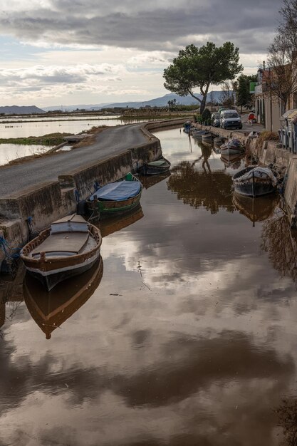 Barche ormeggiate lungo un canale ad Albufera Valencia