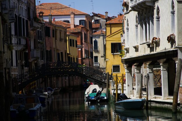 Barche ormeggiate nel canale in mezzo agli edifici della città