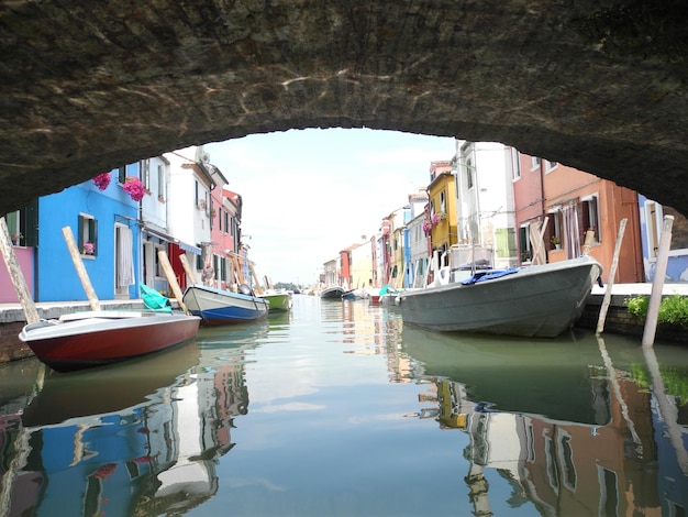 Barche ormeggiate nell'acqua contro il cielo