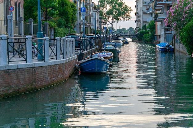 Barche ormeggiate sul canale in città