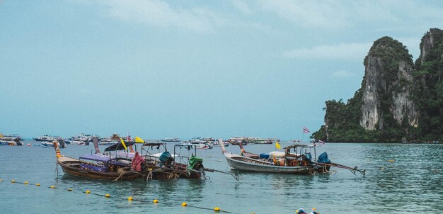 Barche ormeggiate sul mare contro il cielo