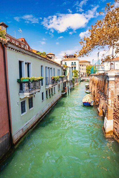 Barche ormeggiate sulla superficie dell'acqua del canale tra antiche case