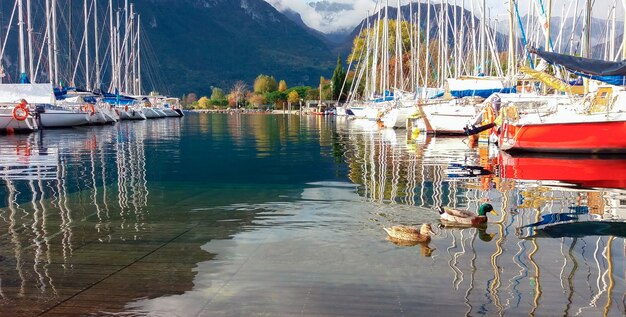 barche parcheggiate a yacht a vela attraccano a mountain lakeboats in autunno