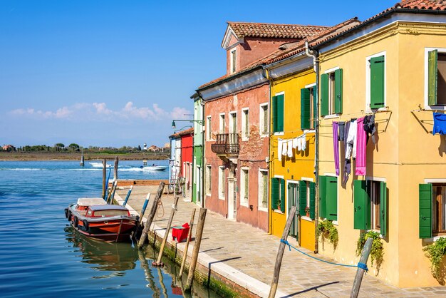 Barche parcheggiate nei pressi di un canale a Venezia