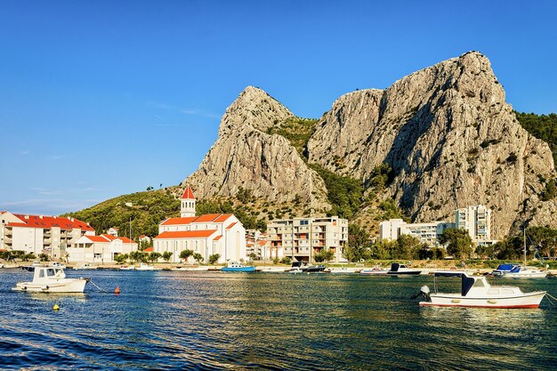 Barche presso la chiesa ortodossa il porto nel fiume Cetina di Omis, Croazia