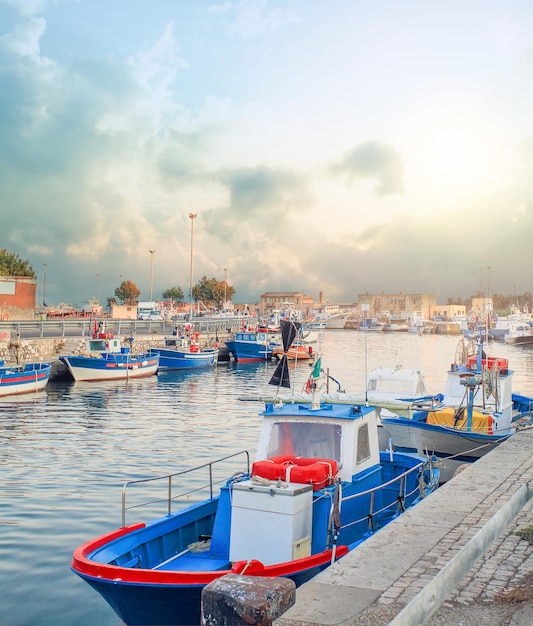 Barche pronte per la pesca in mare