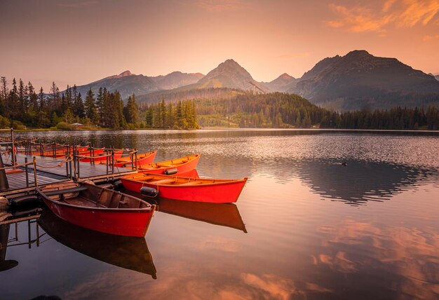 Barche rosse sul lago Strbske Pleso Vista mattutina del Parco Nazionale degli Alti Tatra Slovacchia Europa