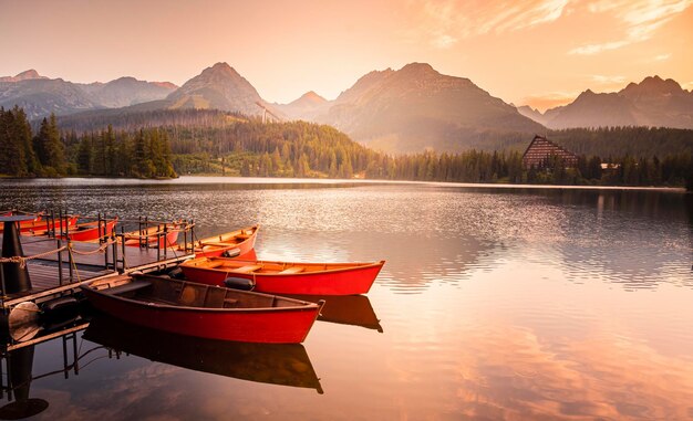 Barche rosse sul lago Strbske Pleso Vista mattutina del Parco Nazionale degli Alti Tatra Slovacchia Europa