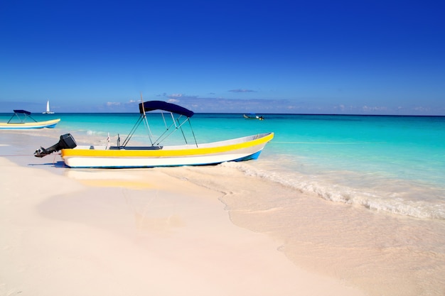 barche spiaggia tropicale perfetta estate caraibica