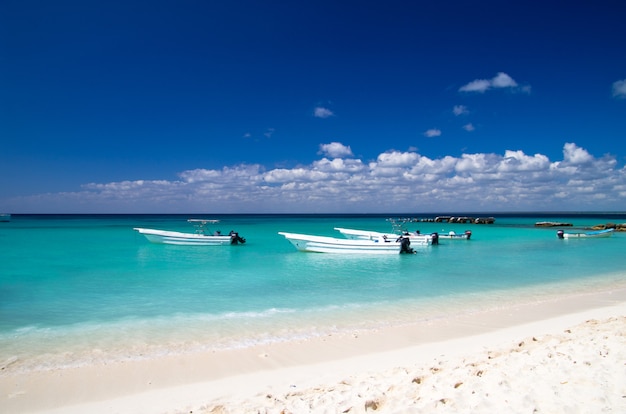 barche su un mare tropicale