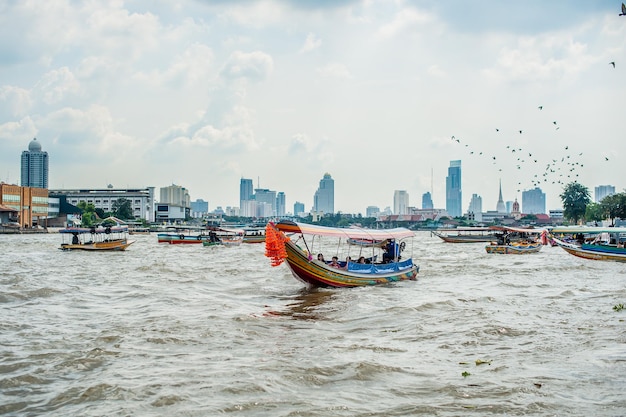 Barche sul fiume a bangkok