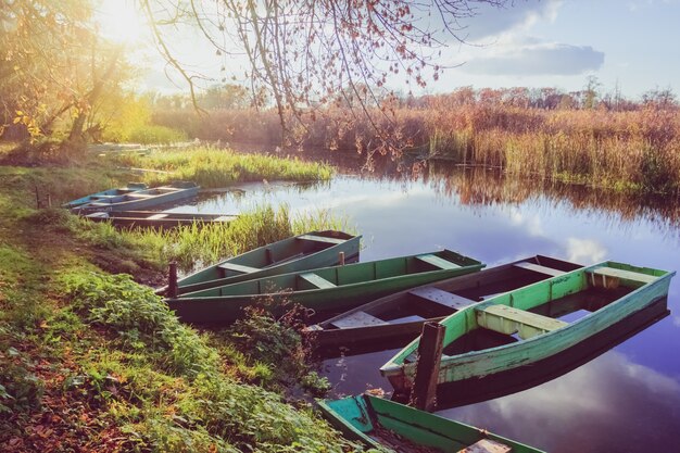 Barche sul fiume al tramonto