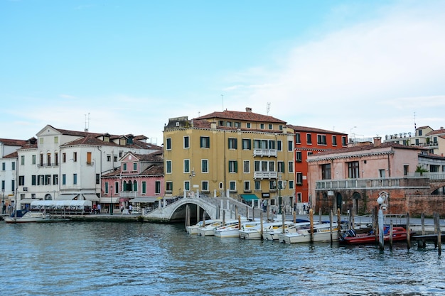 Barche sul fiume con edifici sullo sfondo