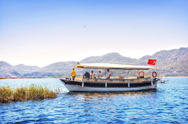 Barche sul fiume e pesca di granchi Fiume Dalyan Mar Mediterraneo Marmaris Turchia