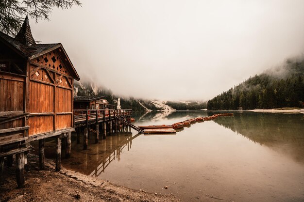 Barche sul Lago di Braies Lago di Braies nelle Dolomiti Sudtirol Italia dolomite