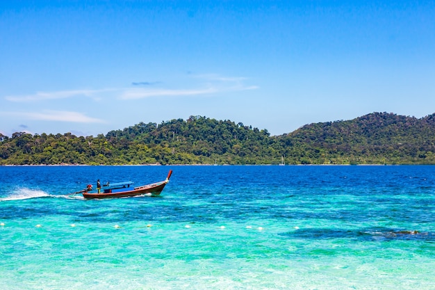 Barche sul mare, Li-Pe Thailandia.