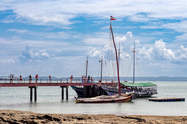 Barche sul molo della spiaggia di Salvador Bahia