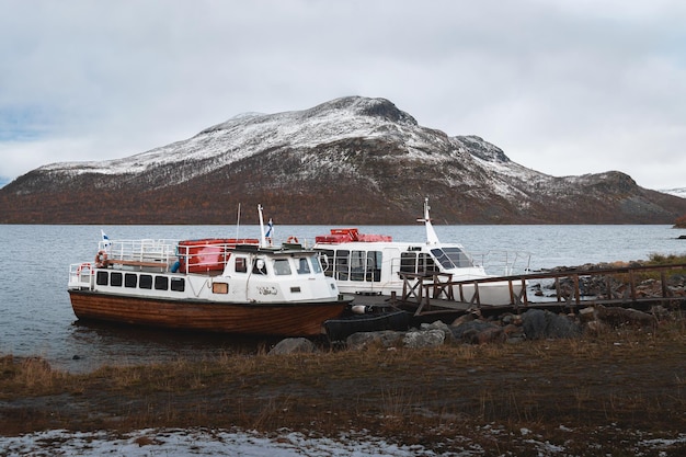 Barche sulla riva del lago in Finlandia