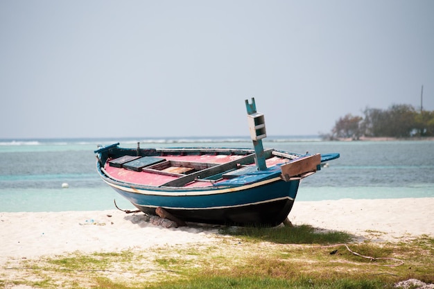 Barche sulla sabbia nell'isola di Guraidhoo, Maldive